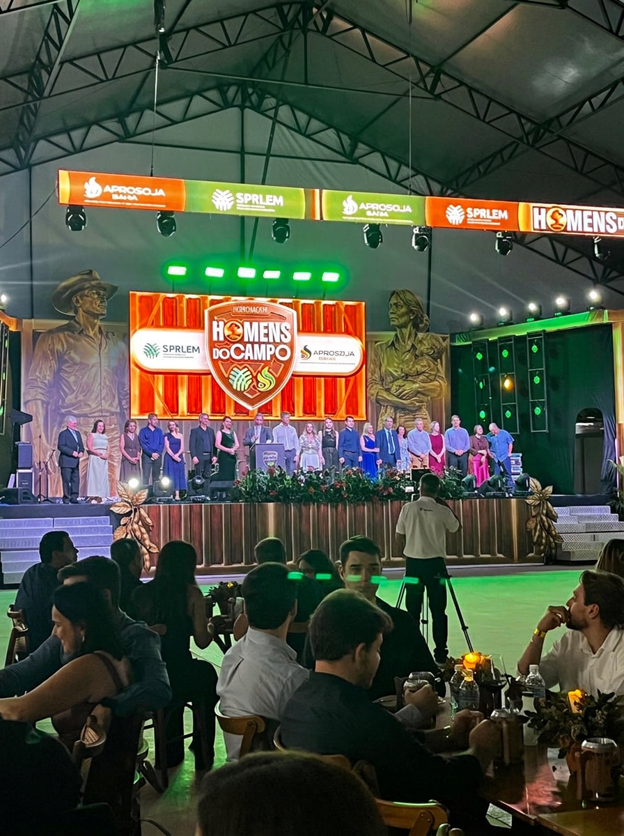 Palco da homenagem Homens do Campo, com painel SPRLEM e Aprosoja e convidados